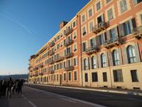 Die Häuser leuchteten saft in orange, beige, gelb und rot 