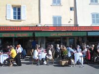 Mittags füllten sich die Cafés und Restaurants