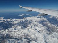 Wir überflogen die schneebedeckten Alpen...