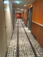 Korridor im Hotel in La Rochelle. Fährt hier die Straßenbahn?