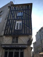 Altstadthaus in La Rochelle mit typischem Schieferschutz vor den Fachwerkbalken