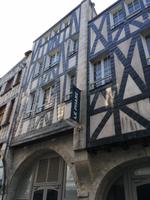 Altstadthaus in La Rochelle mit typischem Schieferschutz vor den Fachwerkbalken