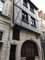 Altstadthaus in La Rochelle mit typischem Schieferschutz vor den Fachwerkbalken
