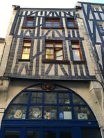 Altstadthaus in La Rochelle mit typischem Schieferschutz vor den Fachwerkbalken