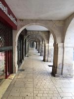 in den Arkadengängen, die typisch für La Rochelle sind