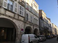 in den Arkadengängen, die typisch für La Rochelle sind