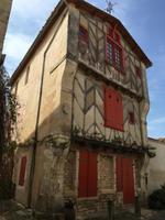 eines der alten Fachwerkhäuser von St. Martin de Ré