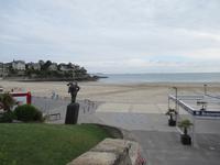 Plage de l'Écluse, mit der Statue von Alfred Hitchcock 
