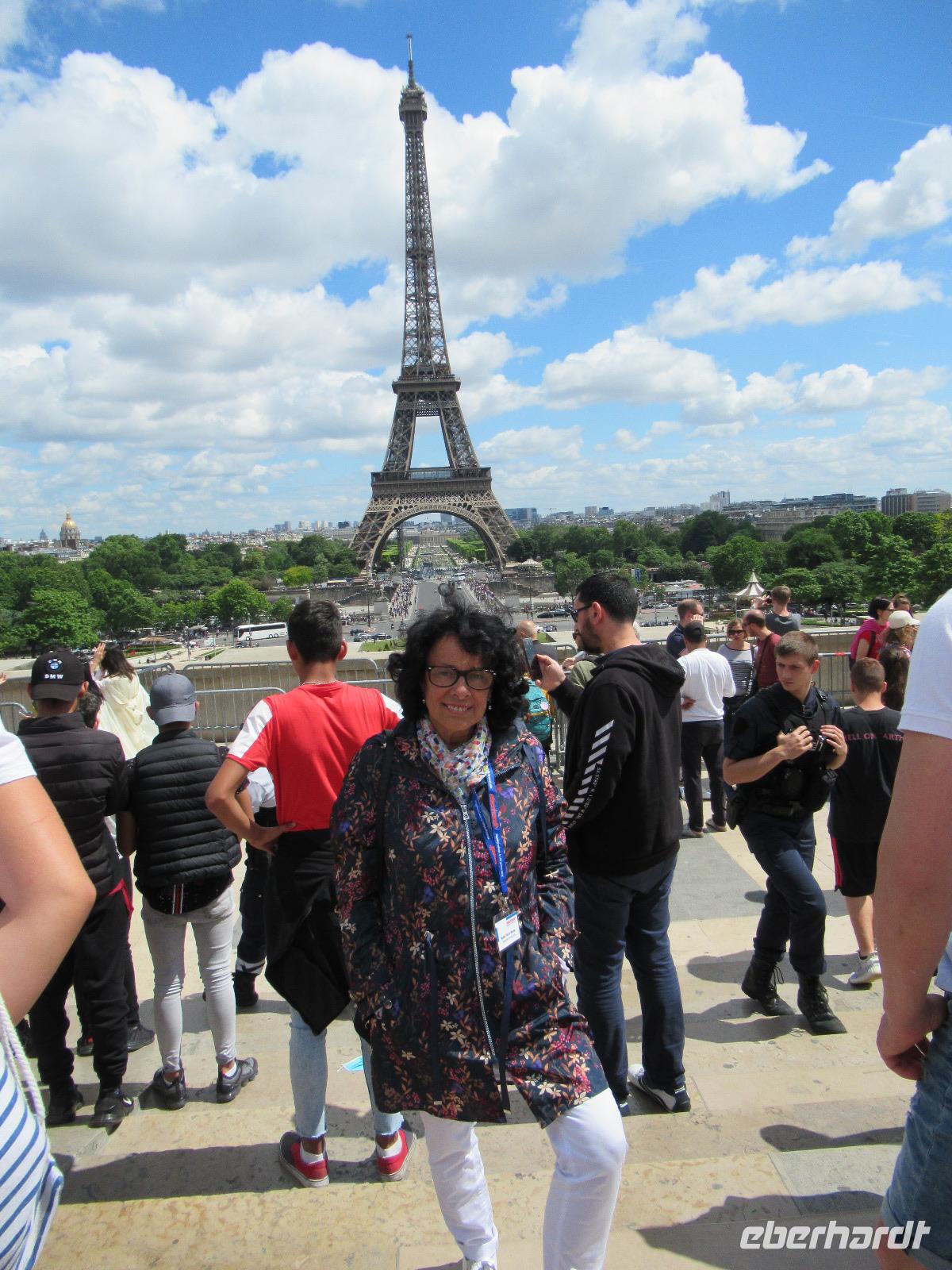 Ihr Reiseleiterin am Eiffelturm
