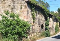 alte Steinhäuser am Wegesrand