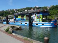 Lyon - Auslaufen entlang der Altstadt, Hausboote