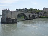Avignon - Fahrt der A-ROSA LUNA vorbei an der Pont Saint-Benezet