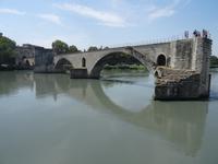 Avignon - Fahrt der A-ROSA LUNA vorbei an der Pont Saint-Benezet
