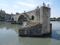 Avignon - Fahrt der A-ROSA LUNA vorbei an der Pont Saint-Benezet