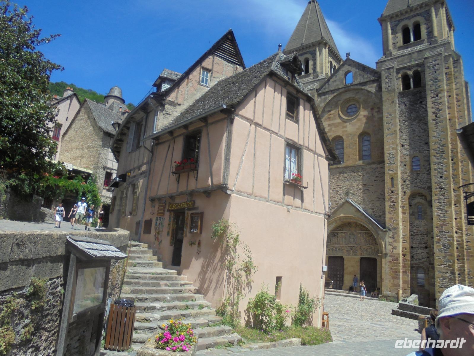 Markt von Conques mit Klosterkirche Sainte-Foy