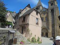 Markt von Conques mit Klosterkirche Sainte-Foy