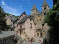 Markt von Conques mit Klosterkirche Sainte-Foy