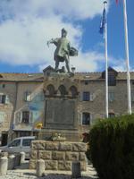 Statue des Ritters Bertrand du Guesclin in Chateauneuf de Randon