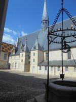 Beaune, Hotel Dieu, Innenhofseite des Eingangstraktes mit Armensaal