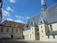 Beaune, Hotel Dieu, Innenhofseite des Eingangstraktes mit Armensaal