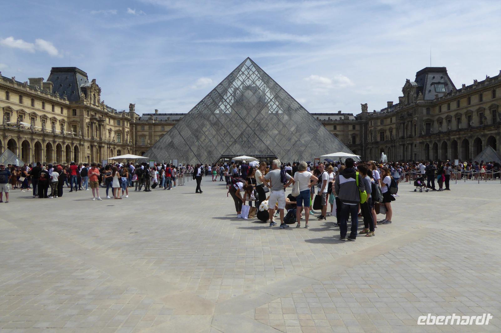 Paris Tag 3 Innenhof des Louvre mit Pyramide