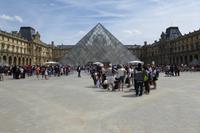 Paris Tag 3 Innenhof des Louvre mit Pyramide