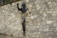 Paris Tag 5 Ein Mann geht durch die Wand