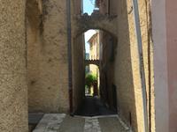 schmale Gasse mit Durchblick