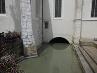 Annecy - Kanäle zum Teil unterirdisch - hier unter der Kirche