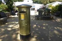 goldener Briefkasten auf Sark