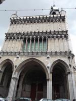 Gotische Westfassade der Zentralkirche Notre Dame- die schönste Häufung gotischer Wasserspeier