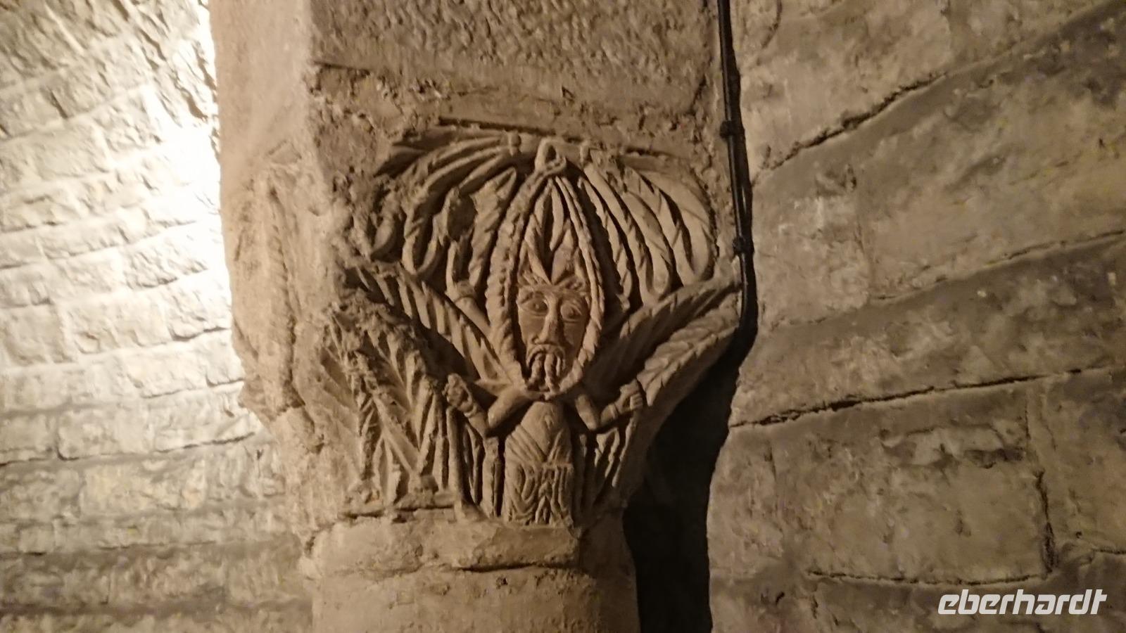 Archaisches- frühromanisches Kapitell  - in der Krypta St. Benigne in Dijon