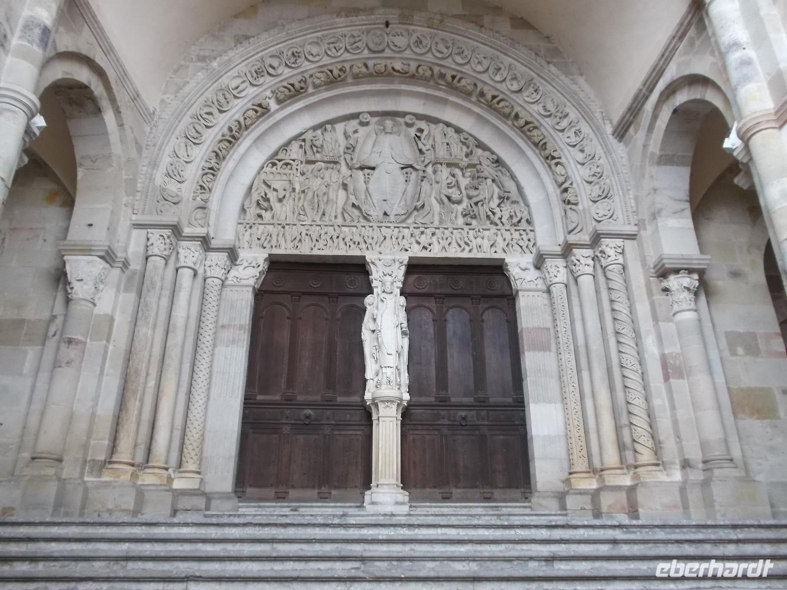 berühmtes Weltengericht-Tympanon der Lazarus-Kathedrale von Autun von Meister Gislebertus