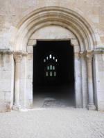 Kirche des Zisterzienserklosters Fontenay, schlichtes Eingangsportal