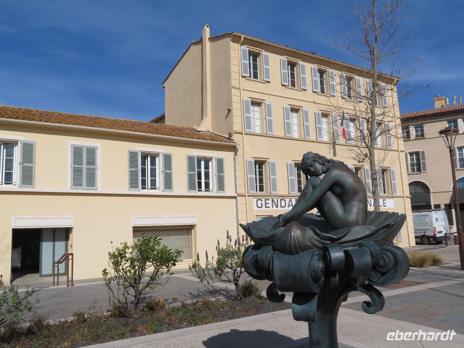 Brigitte Bardot an der Gendarmerie National in St. Tropez