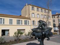 Brigitte Bardot an der Gendarmerie National in St. Tropez
