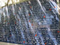 Auf der Mure de Je t ´aime stehts auch auf deutsch