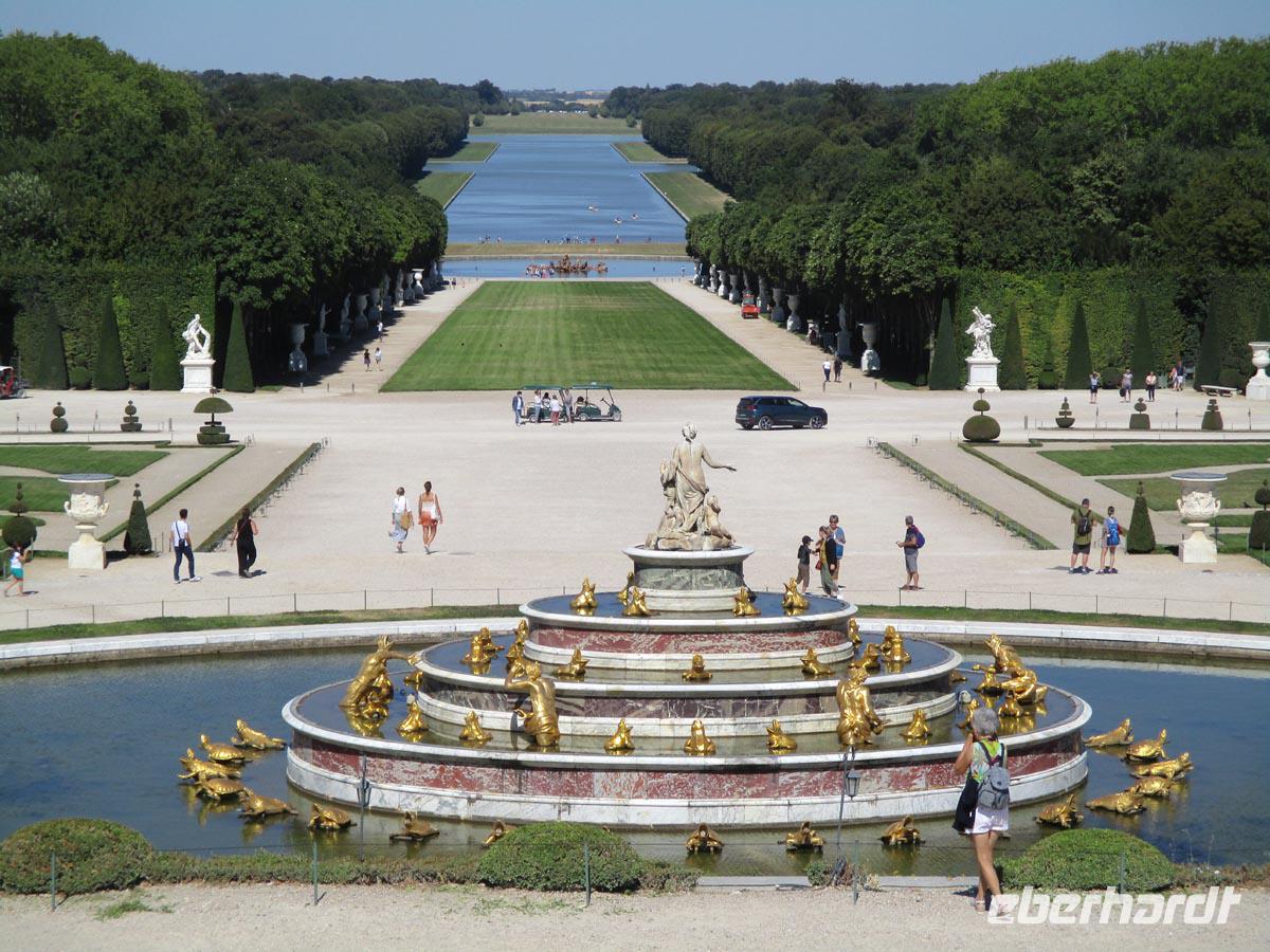 Blick auf die Hauptachse der Gärten von Versailles