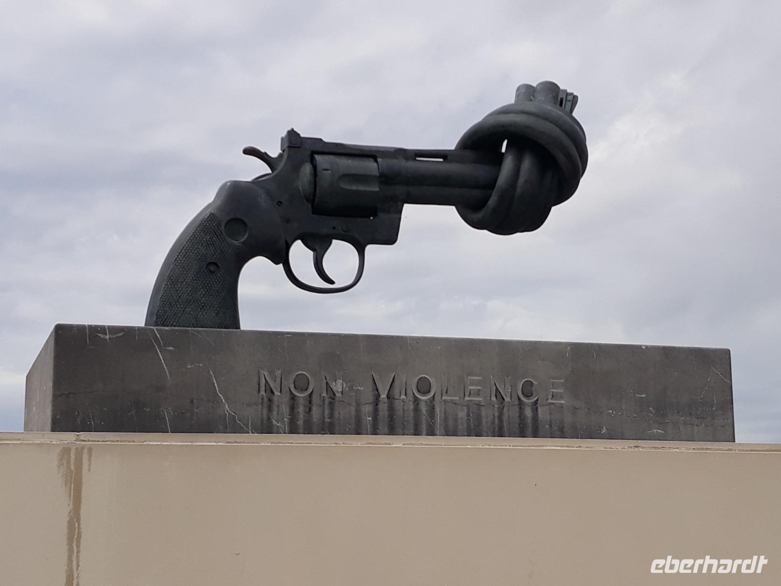 Tag 6 Caen Mémorial, The knotted Gun Carl Frederic Reuterswäld