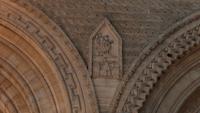 Bayeux, Kathedrale Notre-Dame, Relief mit der Darstellung von Harold's Eid