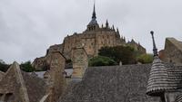 Mont-St-Michel, Blick von der Stadtmauer zur Abtei