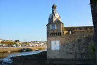 Sonnenuhr an der befestigten Altstadt von Concarneau