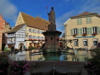 Elsass 09.2020  Eguisheim, Brunnen, Leo IX