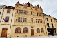 Das Rathaus von Paray-le Monail