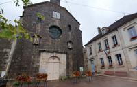 Kirche und Rathaus von Flavigny