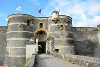 vor dem Eingang des Schlosses von Angers