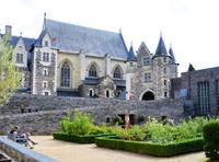 im Innenhof des Schlosses von Angers