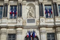 Tag 2 Troyes, Fahnenschmuck am Rathaus