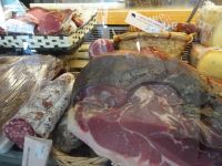 leckere Würste und Schinken