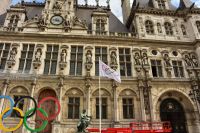 Stadtspaziergang durch Paris - Hôtel de Ville - Rathaus von Paris - 2024 ist Paris Gastgeber der Olympischen Spiele - Die olympische Flagge, eben noch in Tokio jetzt in Paris